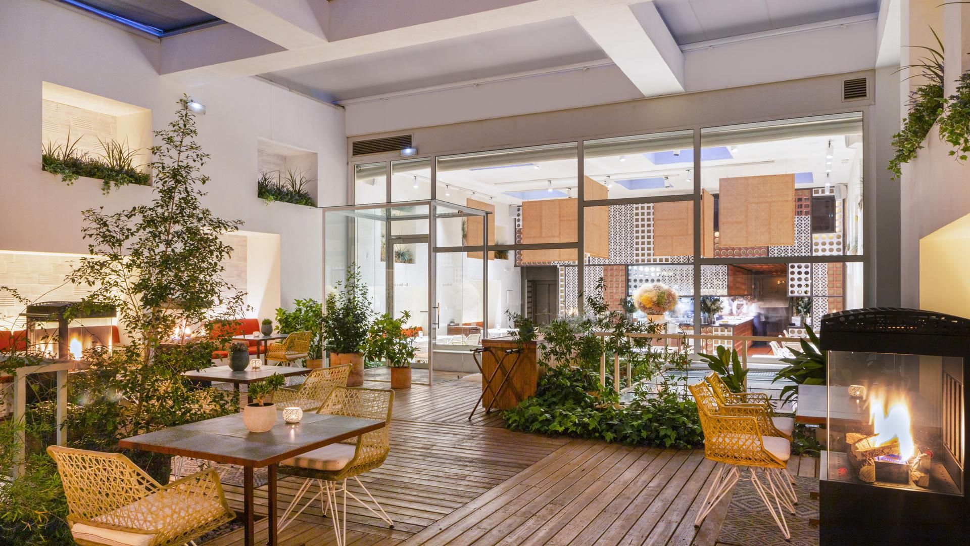 Uno de los rincones del restaurante triestrellado de Oriol Castro, Eduard Xatruch y Mateu Casañas