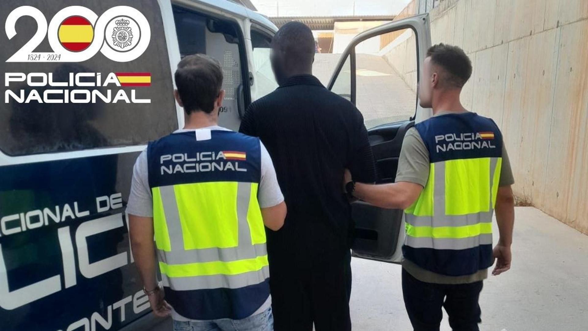 El autor de los hechos mientras era detenido en Ibiza