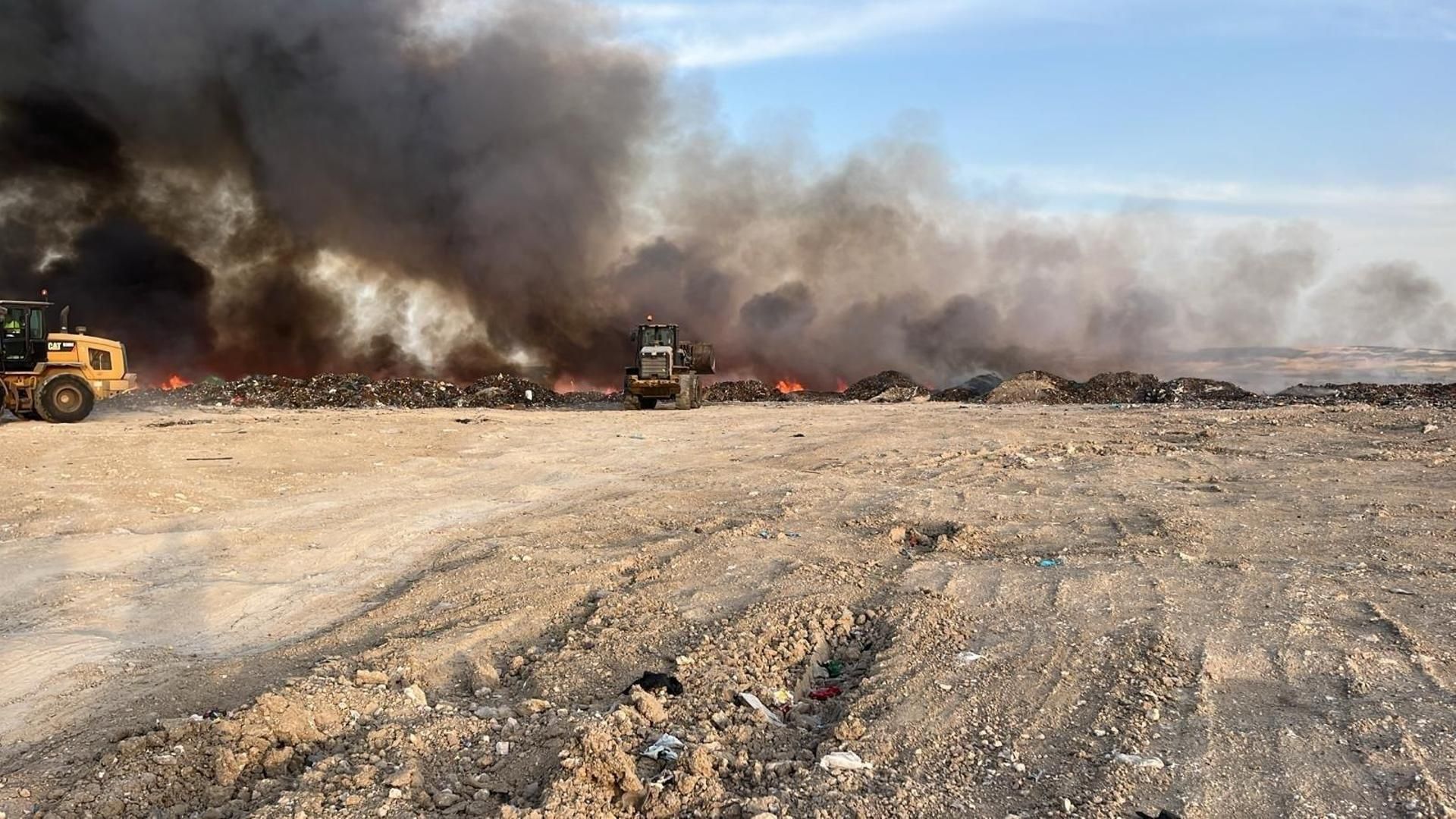 El incendio en un vertedero de Cuenca, perimetrado tras quemar 3.000 metros cuadrados de basura