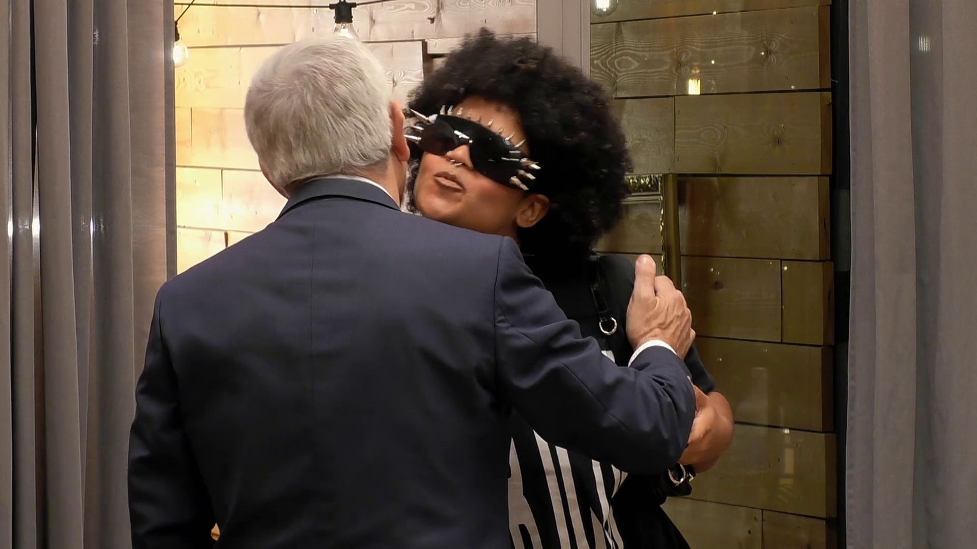 El momento en el que Abril golpea sin querer a Carlos Sobera con sus gafas de pinchos.