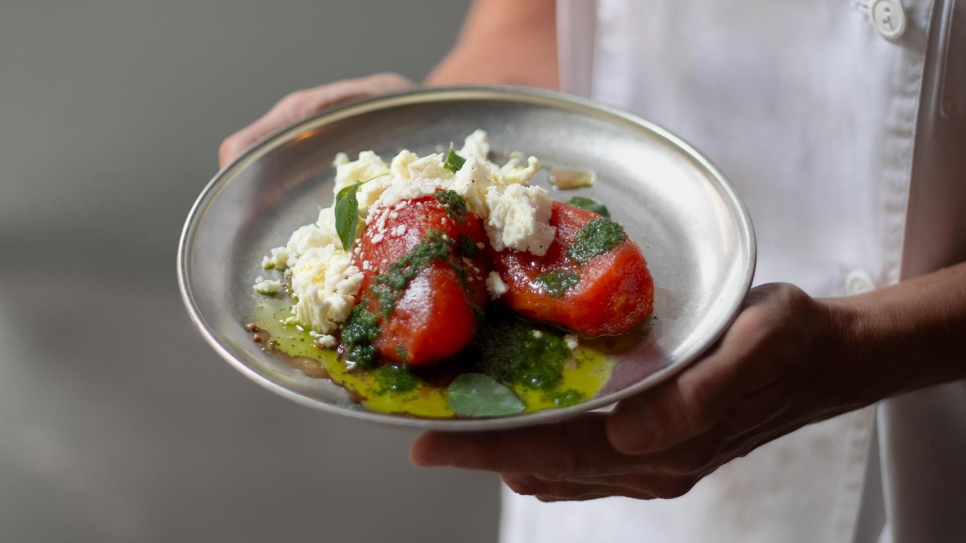 Ensalada de tomate entero pelado con queso feta de oveja churra Labadía y aceite de orégano fresco1
