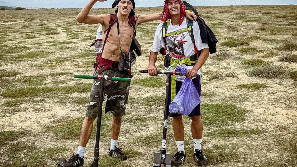 Gorka Lasa e Ibai Martín durante su "misión" de llegar a París en patinete