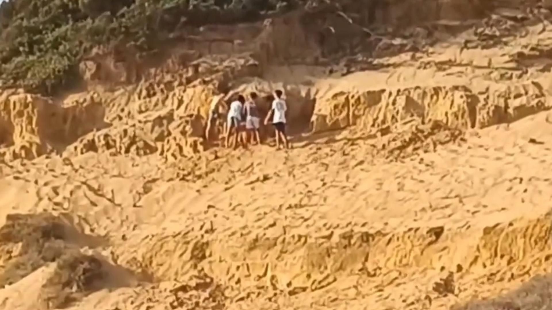 Graban a un grupo excavando en el médano del Asperillo de Doñana