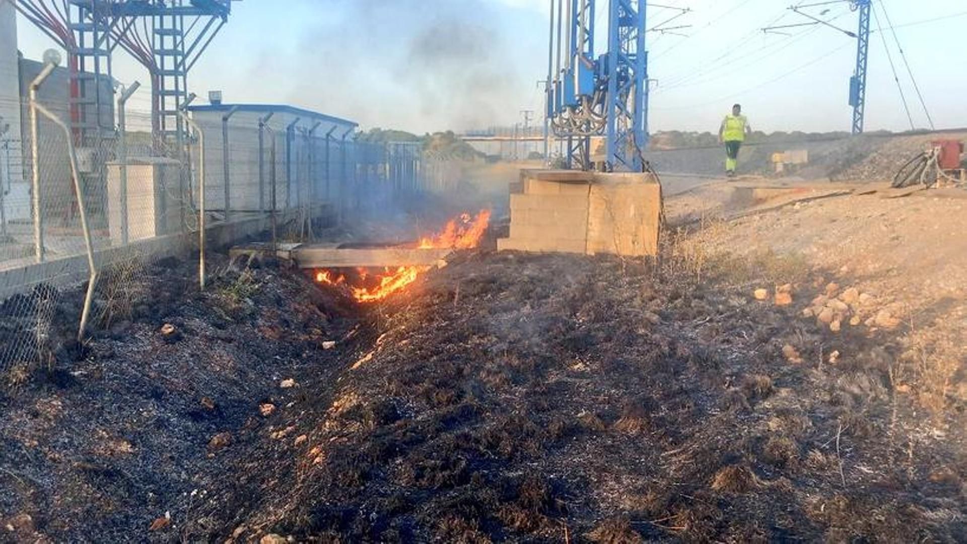 La línea Madrid-Barcelona registra retrasos tras un incendio que interrumpió el tránsito