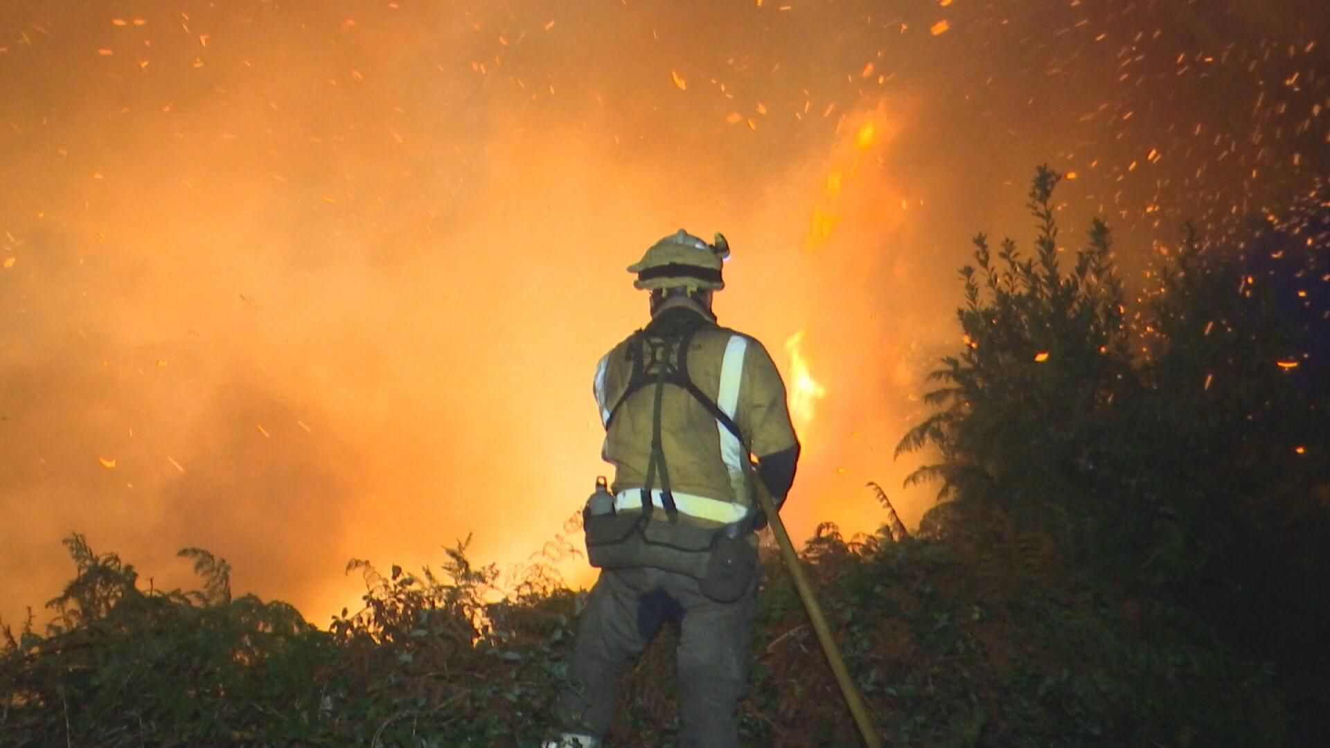 Los incendios siguen arrasando Galicia con Salceda de Caselas y As Neves, Pontevedra, en nivel 2: "Por dos minutos no se quema la casa"