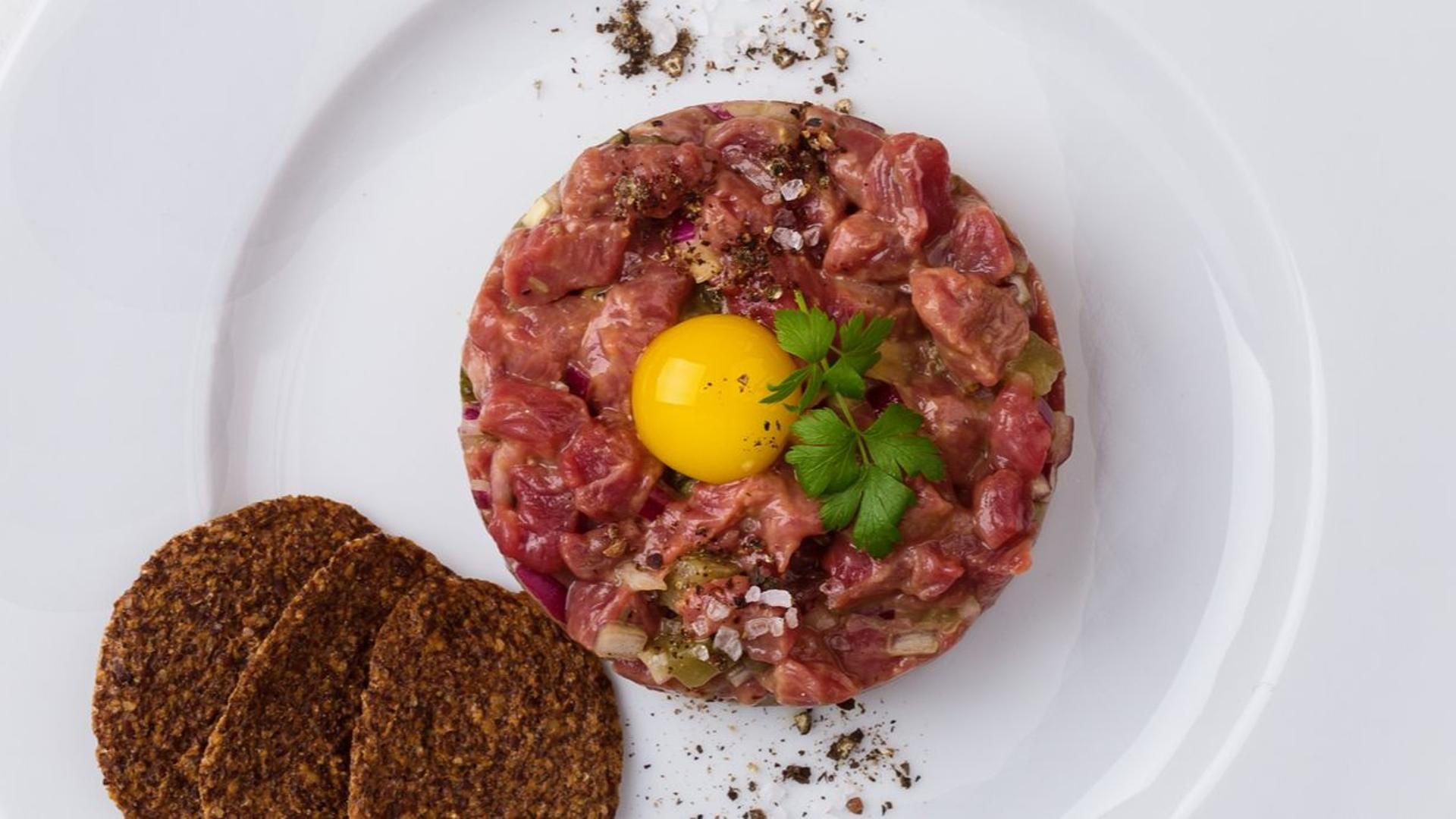 Los trucos de tres chefs para hacer el mejor steak tartar en casa: "Jugad un poquito"