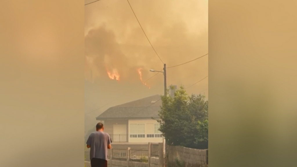 Los vecinos de Galicia viven una noche de terror causada por los incendios: "Corrimos a por mangueras"