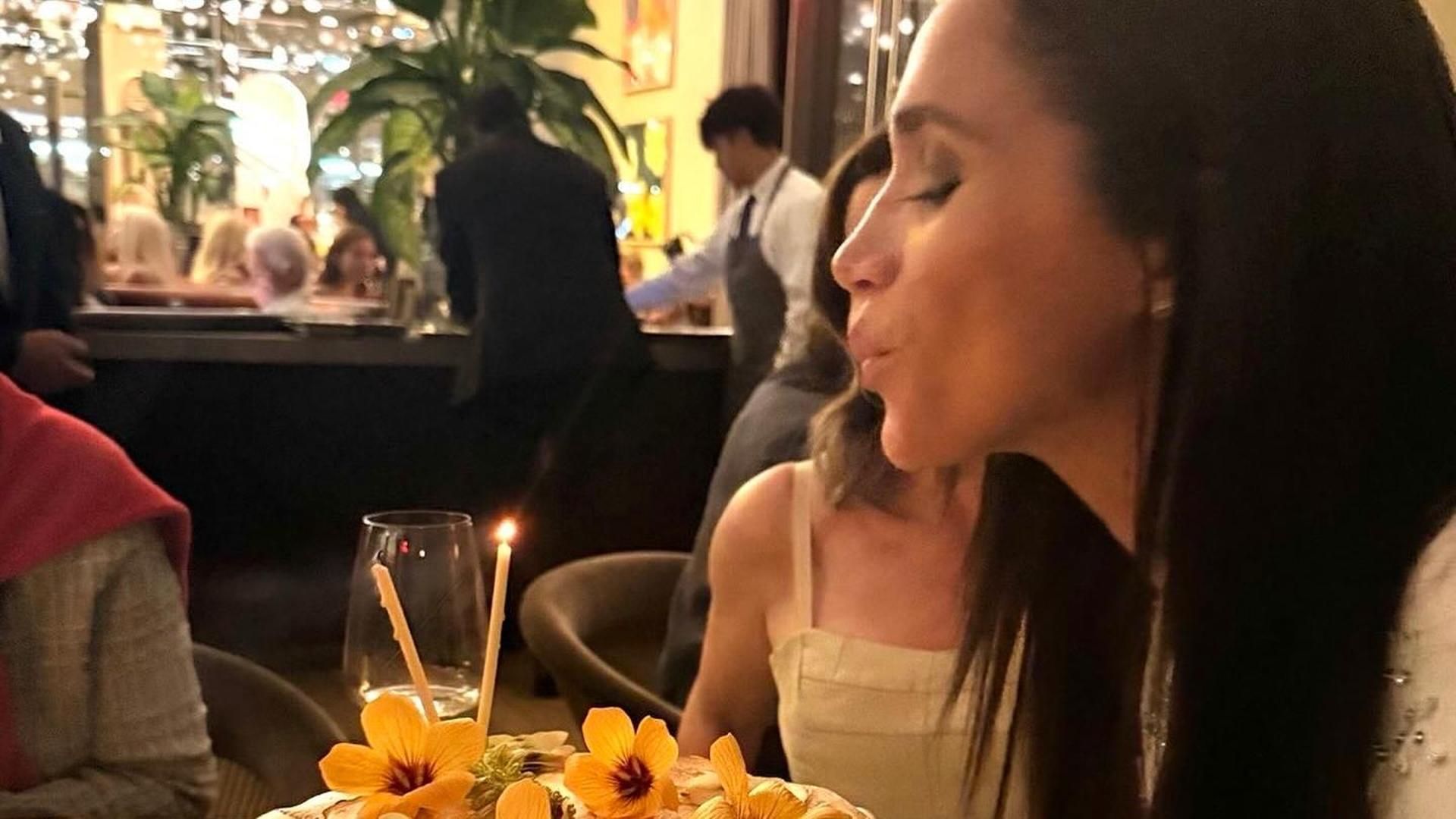 Meghan Markle sopla las velas de sus 44 años
