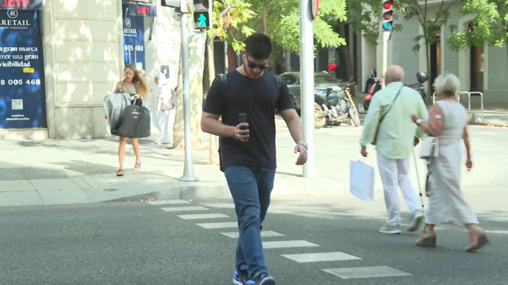 Mirar el móvil al cruzar un paso de peatones, un gesto que está detrás de parte de los atropellos en España