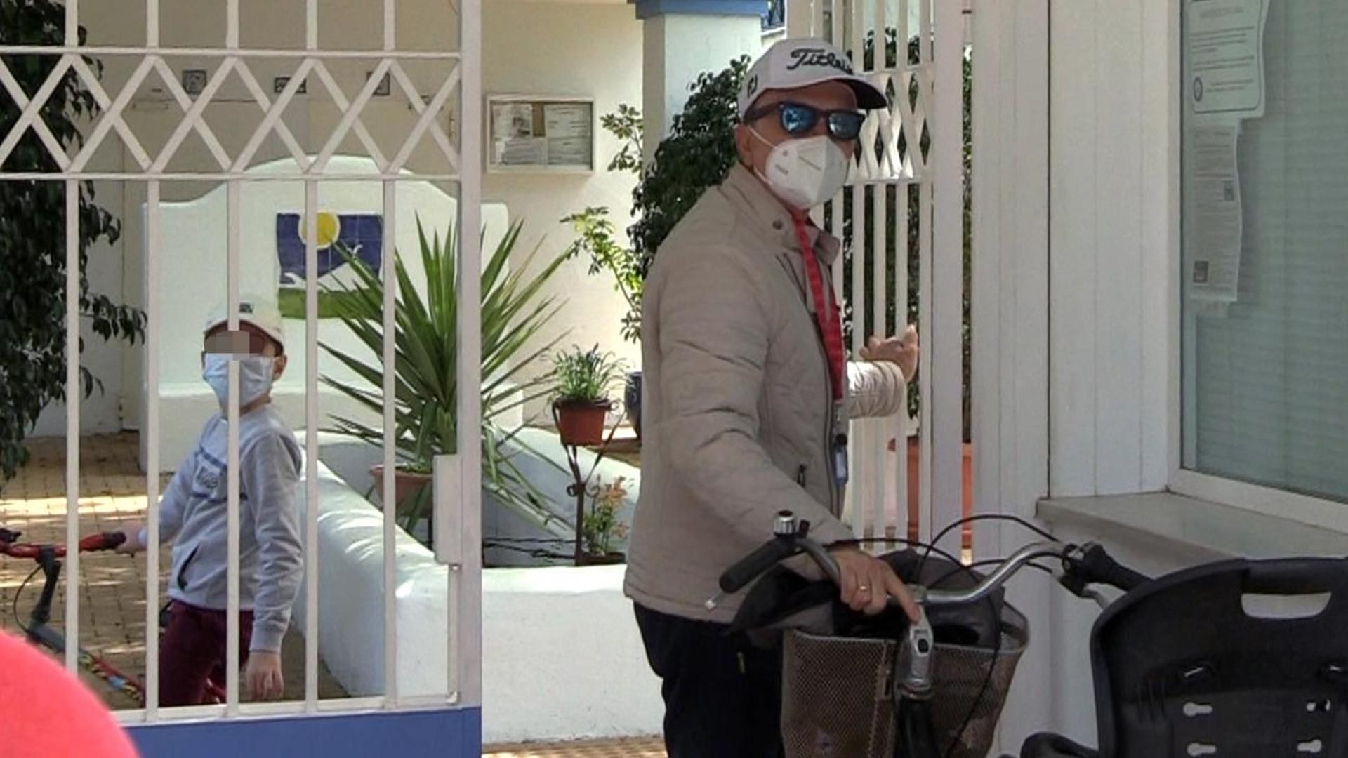 Ortega Cano entrando en su casa de Costa Ballena con su hijo