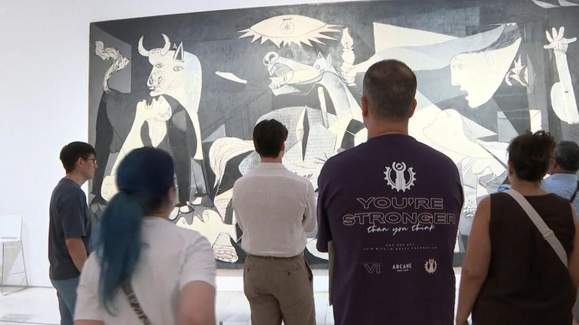 Pérez-Reverte genera un debate sobre el cuadro más representativo de la pintura española: ¿Picasso o Goya?