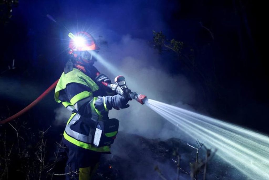 Un bombero francés lucha contra el fuego este 7 de agosto en Narbona.