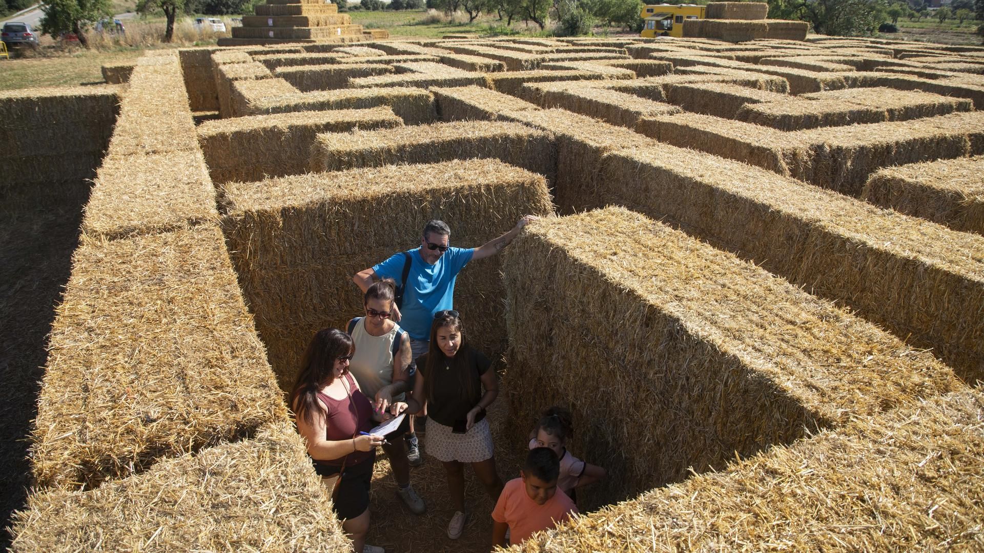 Un 'escape room' en un laberinto de 400 balas de paja, el atractivo de un pueblo rural de Lleida