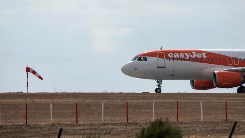 Un menor inglés 'pierde' a su familia, se cuela en un avión en Menorca y termina a miles de kilómetros de su casa