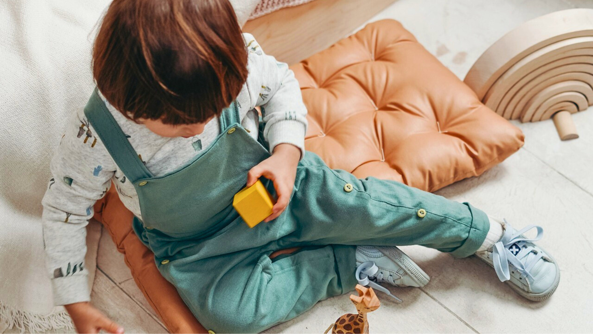 Un niño juega con unos bloques de madera