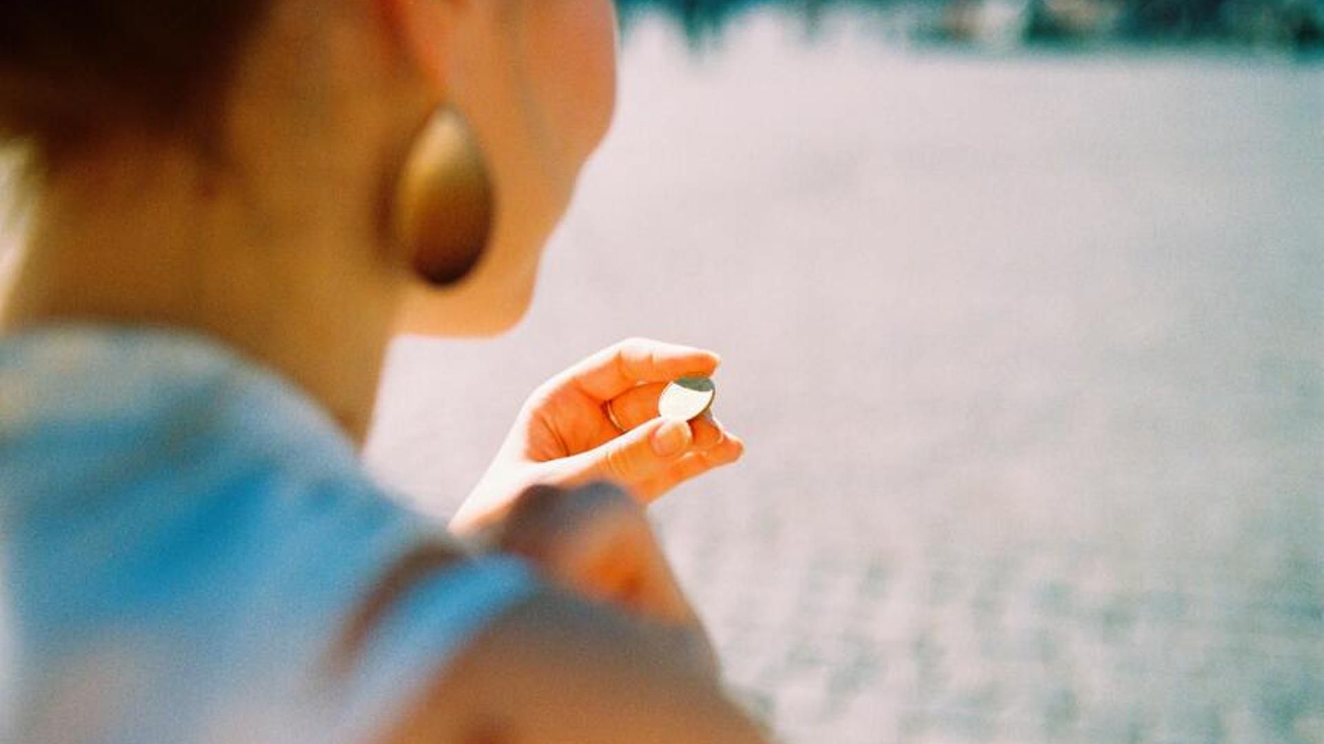 Una chica mirando una moneda