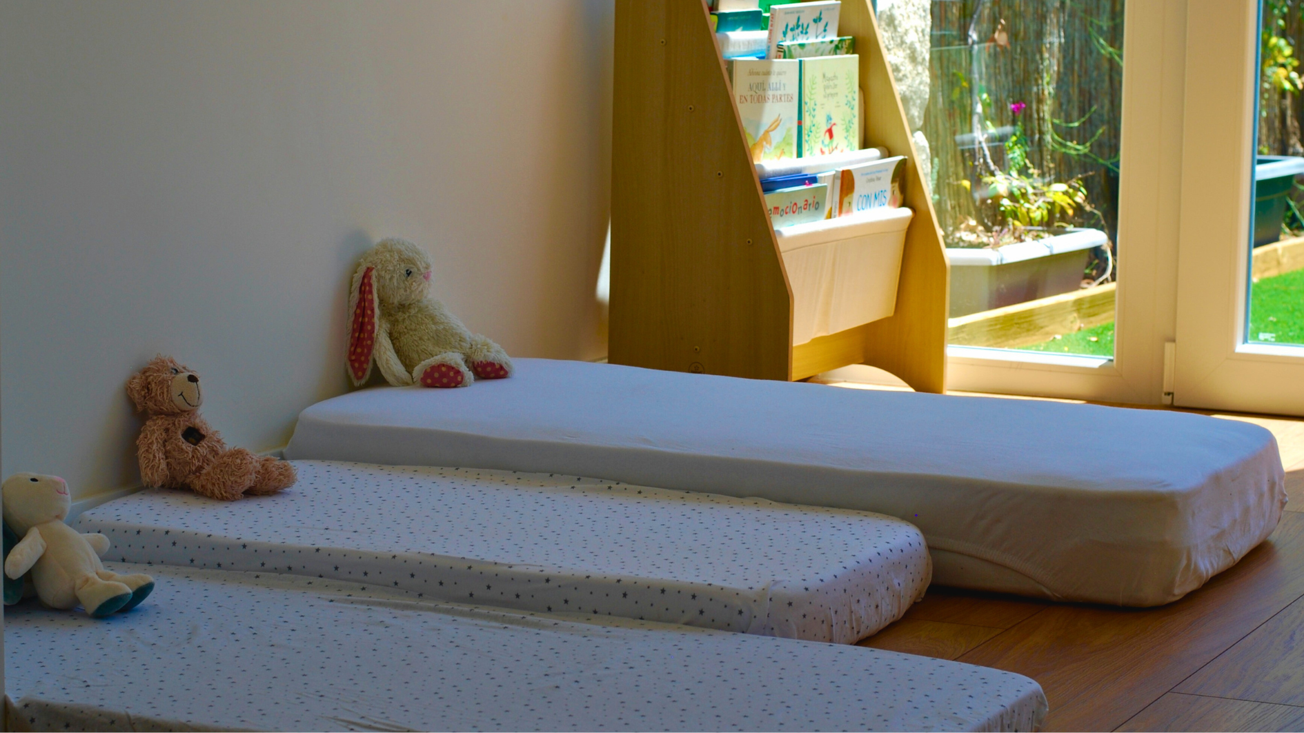 Una zona para el descanso, con camas de distintos tamaños