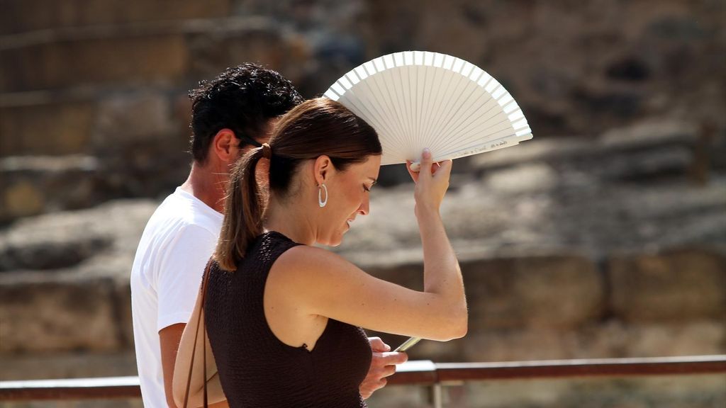 Viandantes soportan las altas temperaturas por las calles de Málaga, a 7 de agosto de 2025