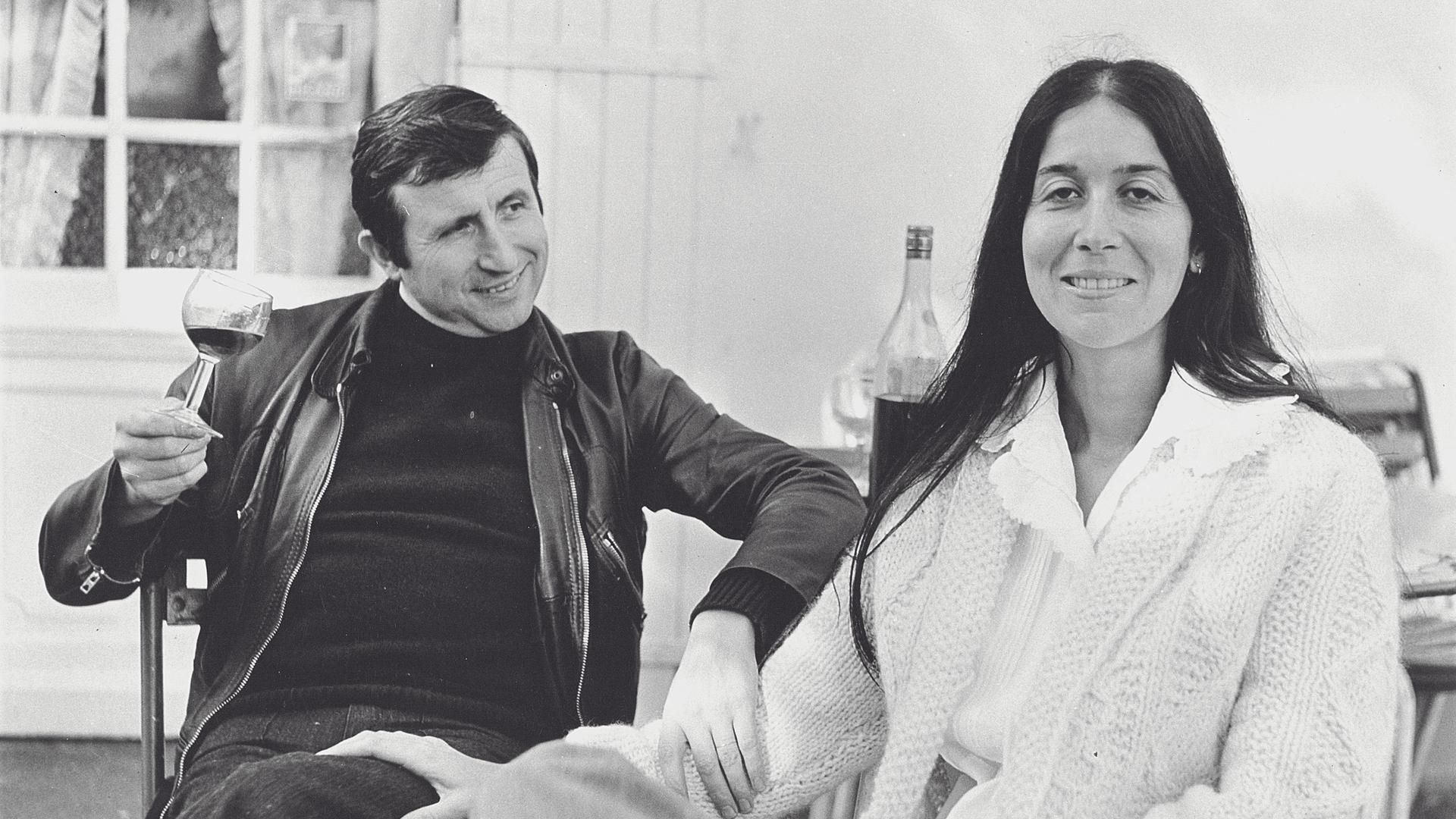 Foto tomada junto a su esposa, Christine Barthélémy, en 1975