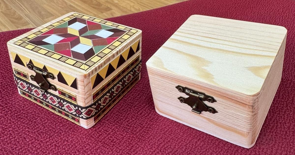 Antes y después de una caja de madera decorada con taracea nazarí