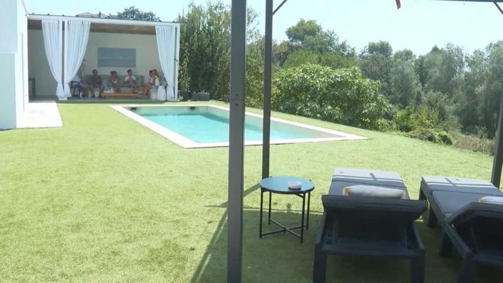 Antonio, propietario que alquila su piscina en verano: "En el primer mes sacamos unos 2.000 euros"