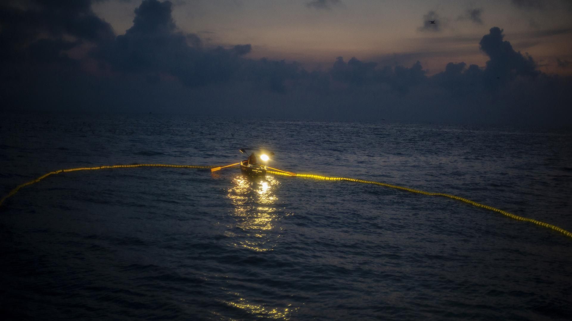 Archivo - La chalupa apoya a la pesca de la anchoa en el amanecer.