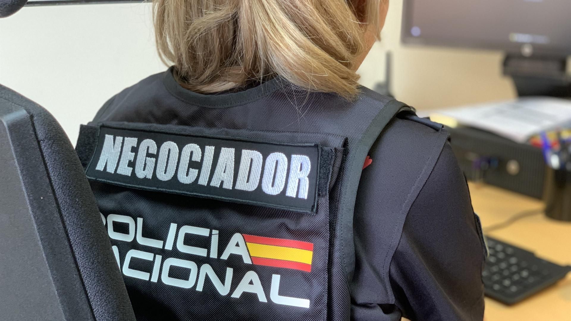Archivo - Una de las agentes de la Policía Nacional que ejerce de negociadora en situaciones críticas