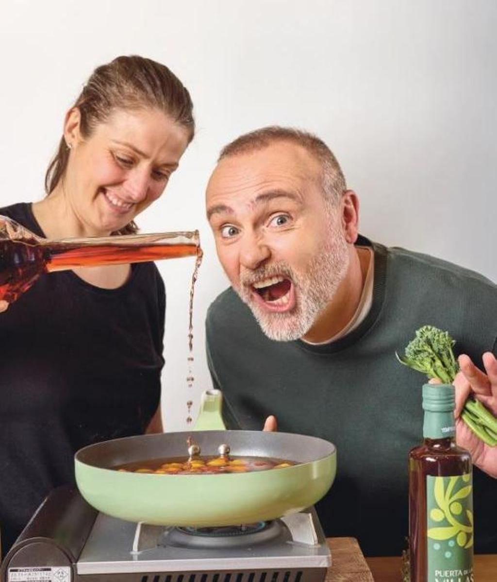 Los cocineros durante la peraparación de la biblia de los escabeches