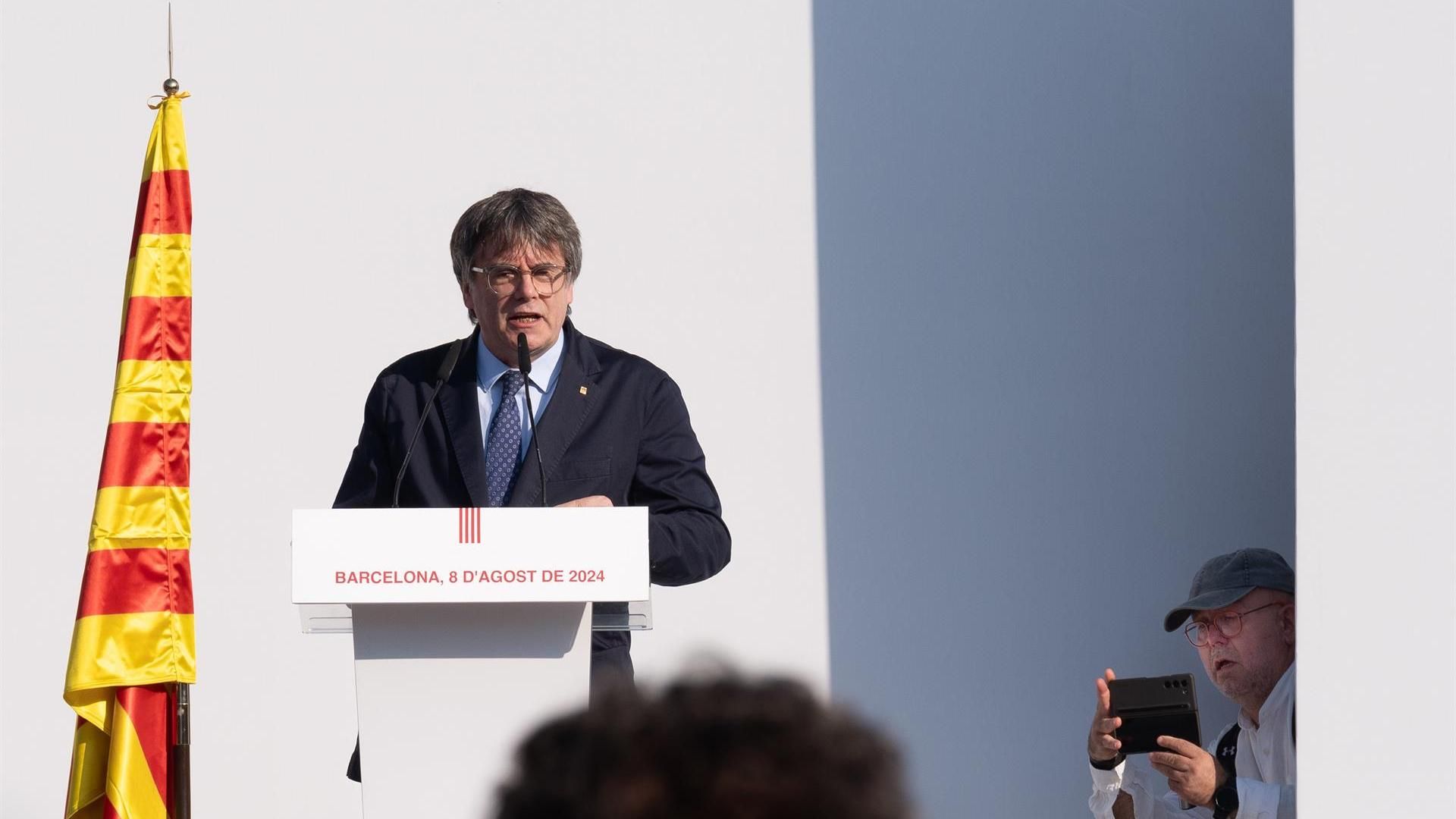 Carles Puigdemont en un acto de bienvenida organizado por entidades independentistas en el paseo Lluís Companys