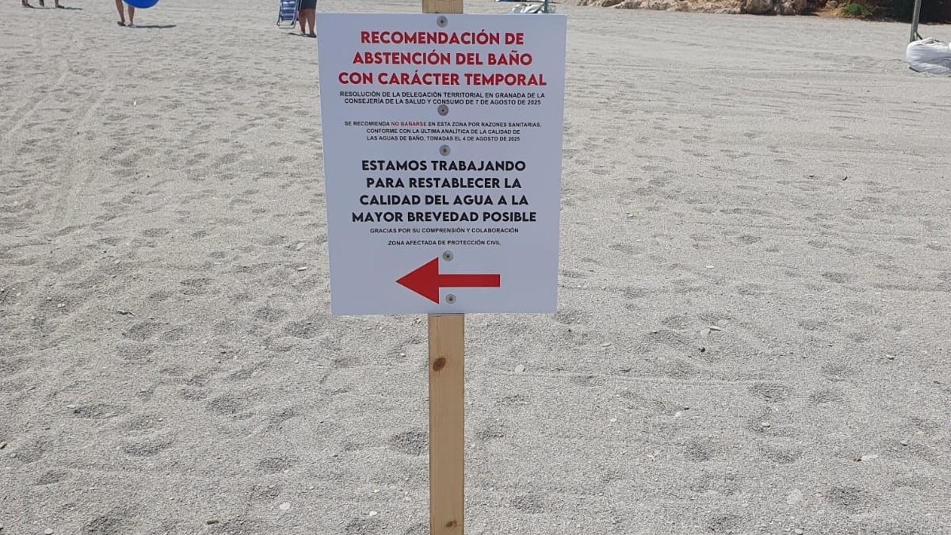 Cartel que desaconseja el baño en la playa de La Charca de Salobreña