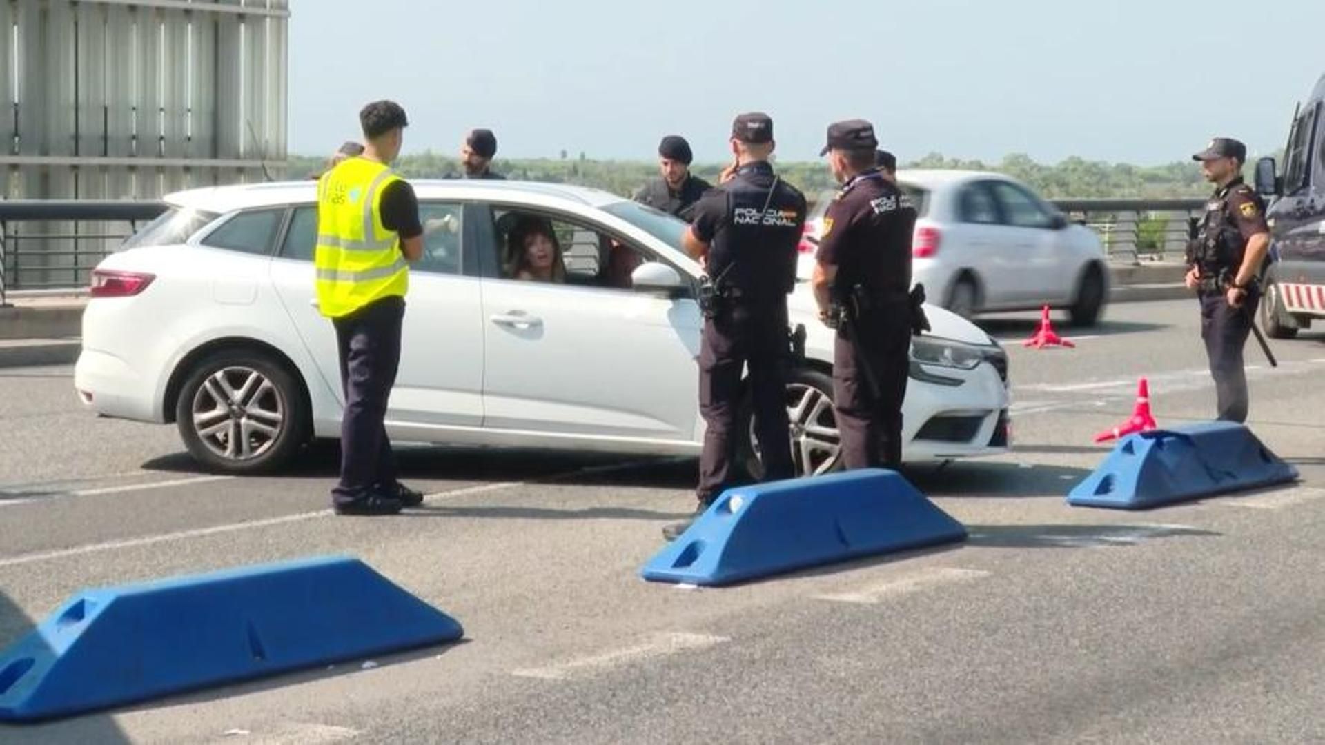 Dispositivo policial contra las empresas ilegales de aparcamiento en el Aeropuerto de El Prat, Barcelona