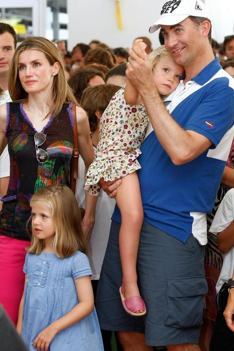 Felipe, Letizia, Leonor y Sofía, durante una actuación de Jaime Anglada en 2011