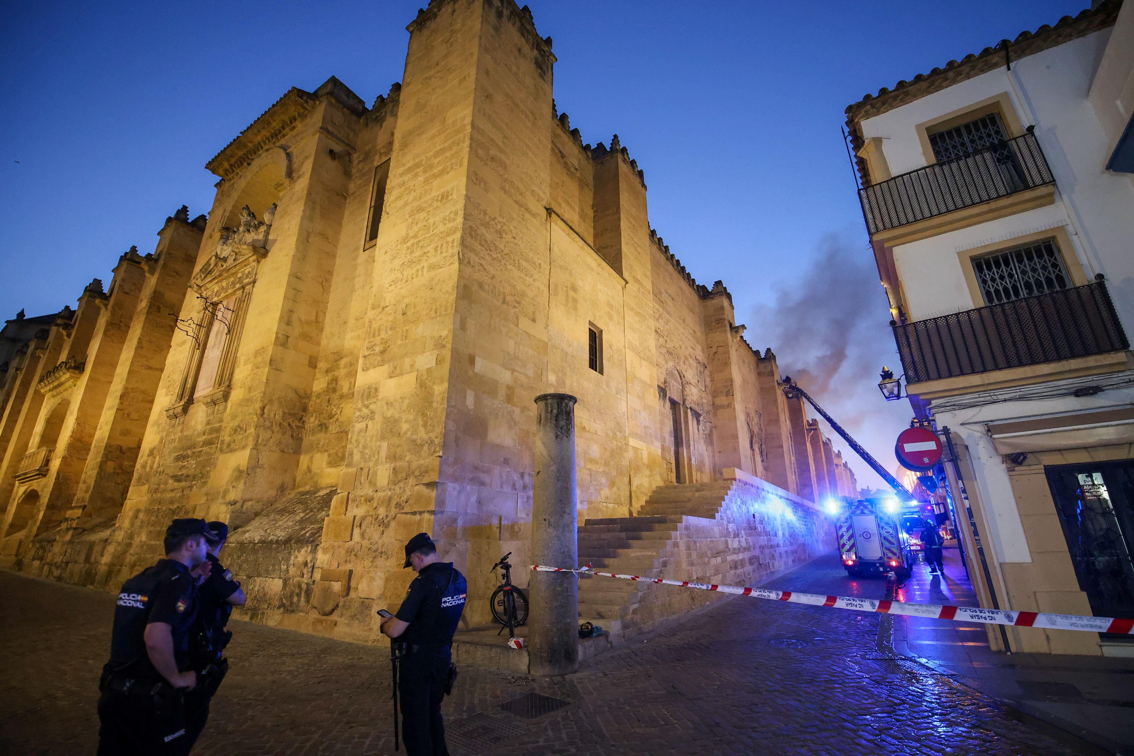 Imagen del incendio de este viernes en la Mezquita de Córdoba