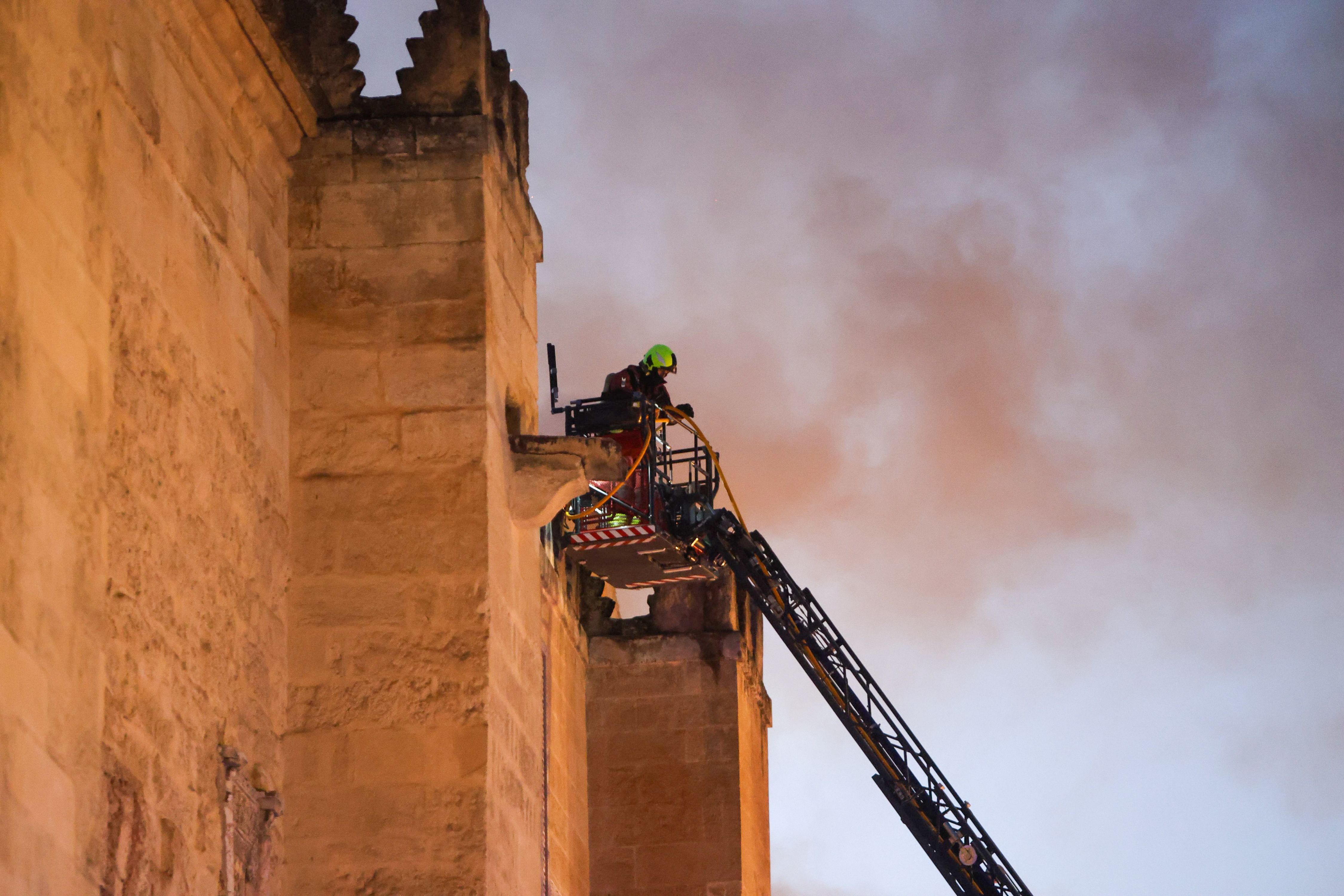 Imágenes del incendio en la Mezquita de Córdoba; los bomberos, en las cubiertas