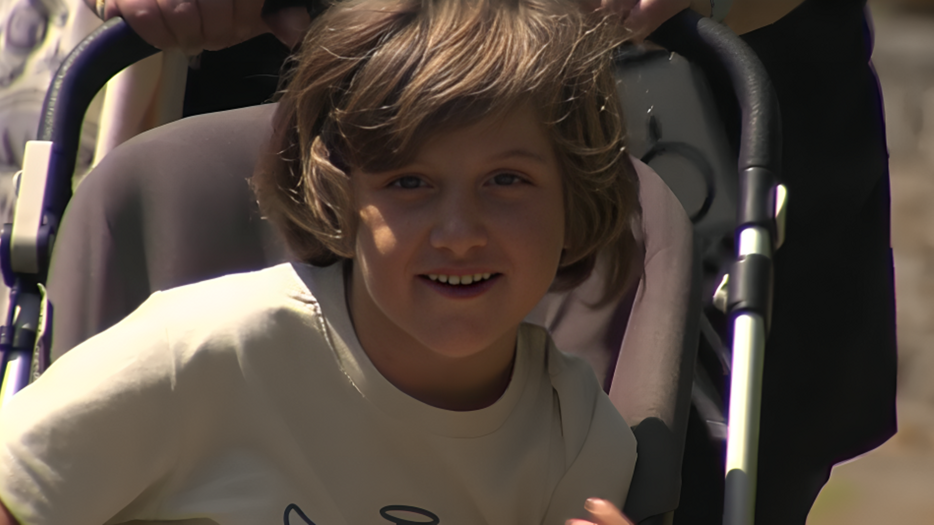 Javi, un niño de 8 años diagnosticado con el Síndrome de NEDAMSS