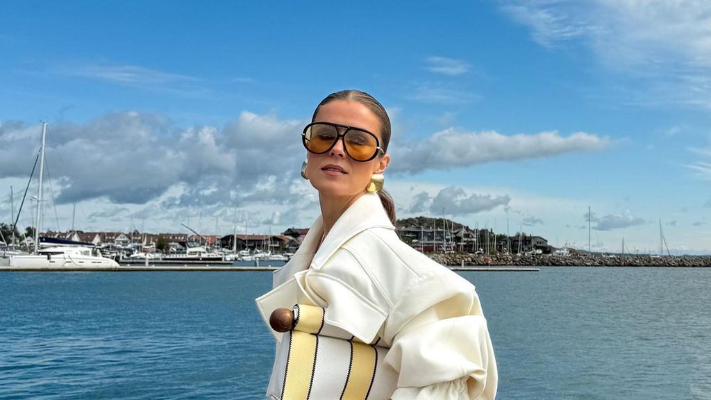 La influencer Nina Sandbech con el bolso Rond Carré, de Jacquemus