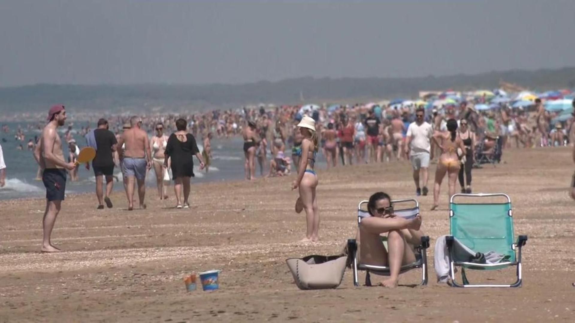 Las dos caras del verano en municipios turísticos como Punta Umbría: la población aumenta y los recursos escasean