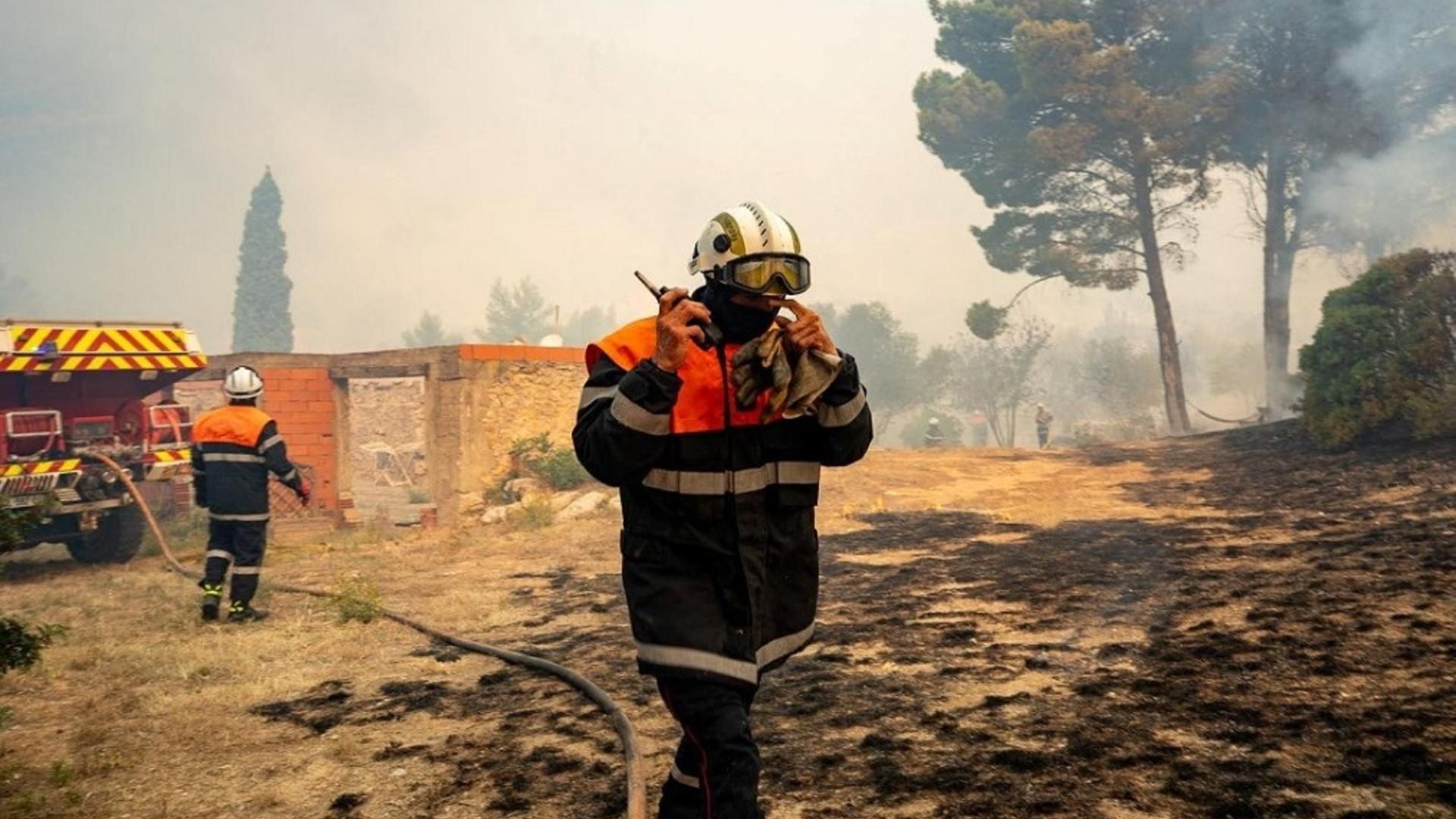 Los bomberos trabajan en la localidad de Saint-Laurent-de-la-Cabrerisse.