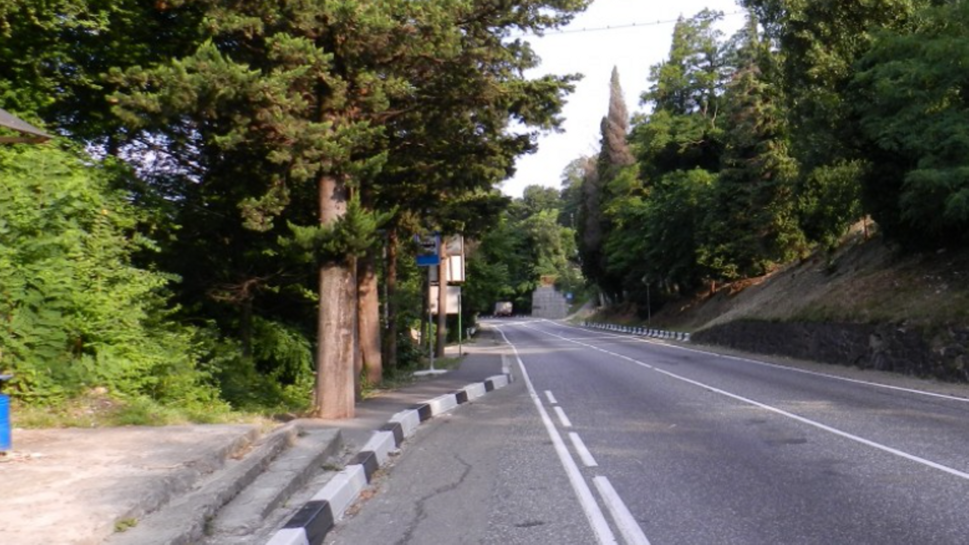 Los carteles virales con las reglas de Babia para los turistas: "Conduce con prudencia, no nos sobran los vecinos"