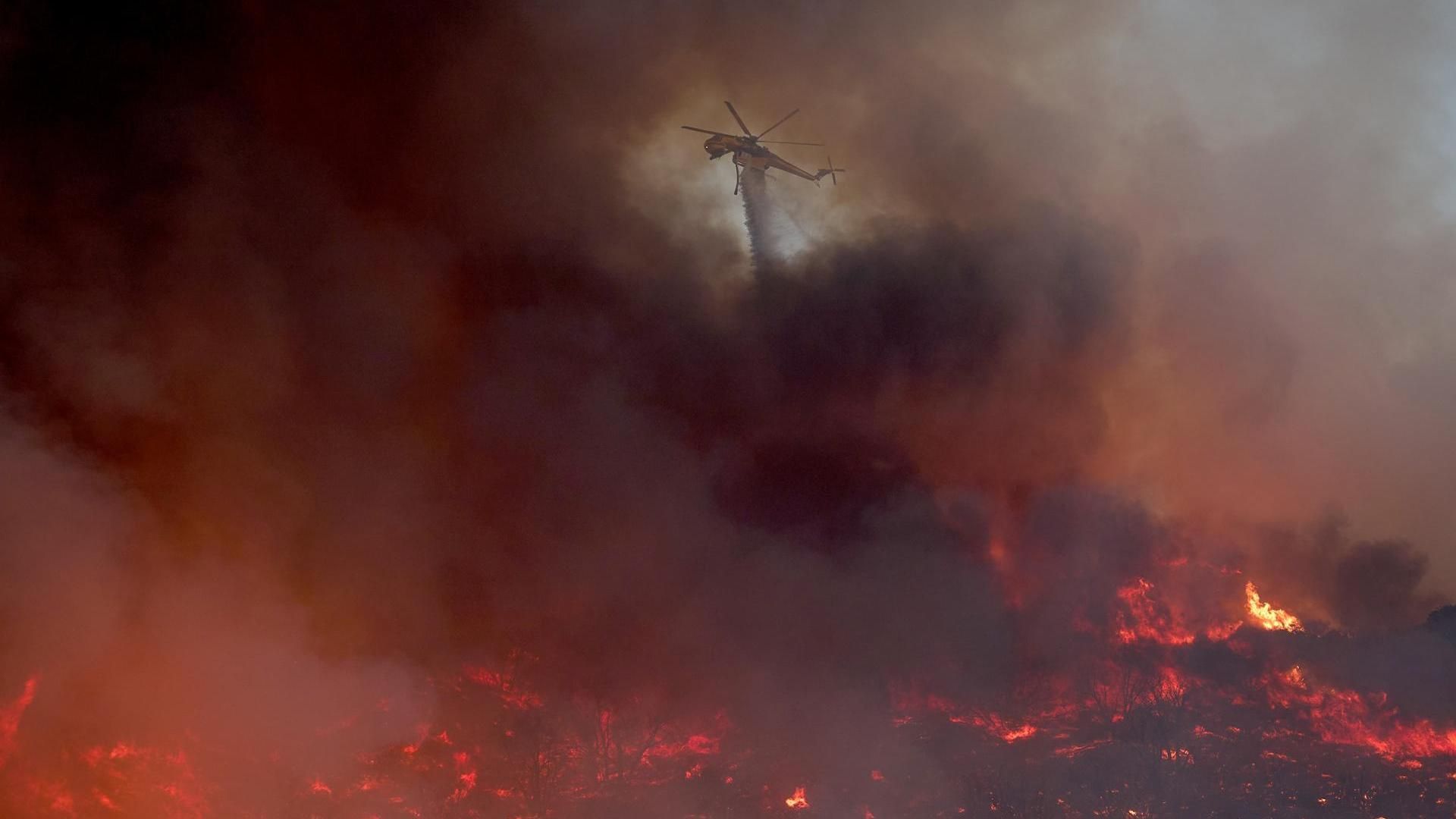 Preocupación por los dos grandes incendios en California y los 16 focos activos que avanzan hacia las casas Preocupación por los dos grandes incendios en California y los 16 focos activos que avanzan hacia las casas