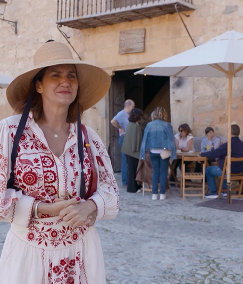 Samantha Vallejo-Nágera nos abre las puertas de su restaurante y hotel 'Casa Taberna', en Pedraza: estos son sus precios y habitaciones