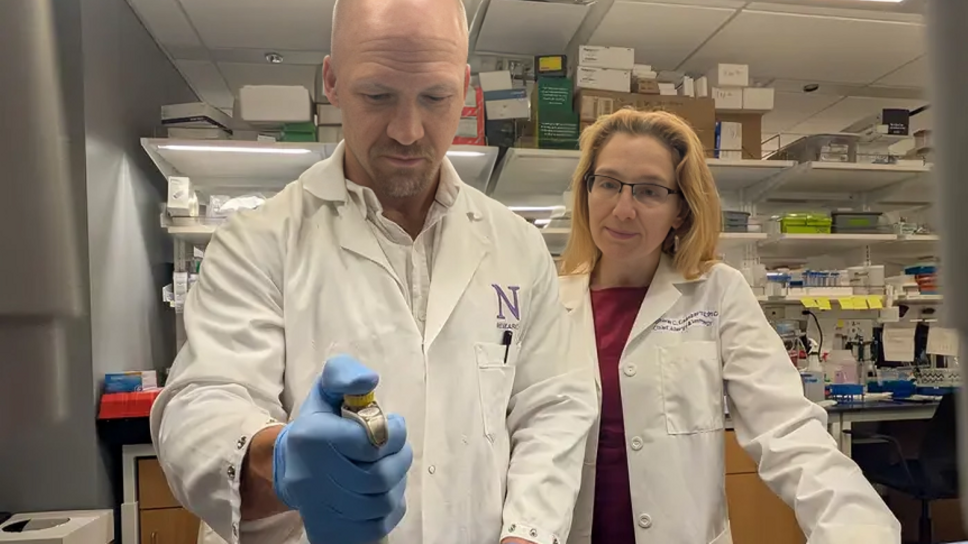 Stephanie Eisenbarth y Adam Williams, autores del estudio