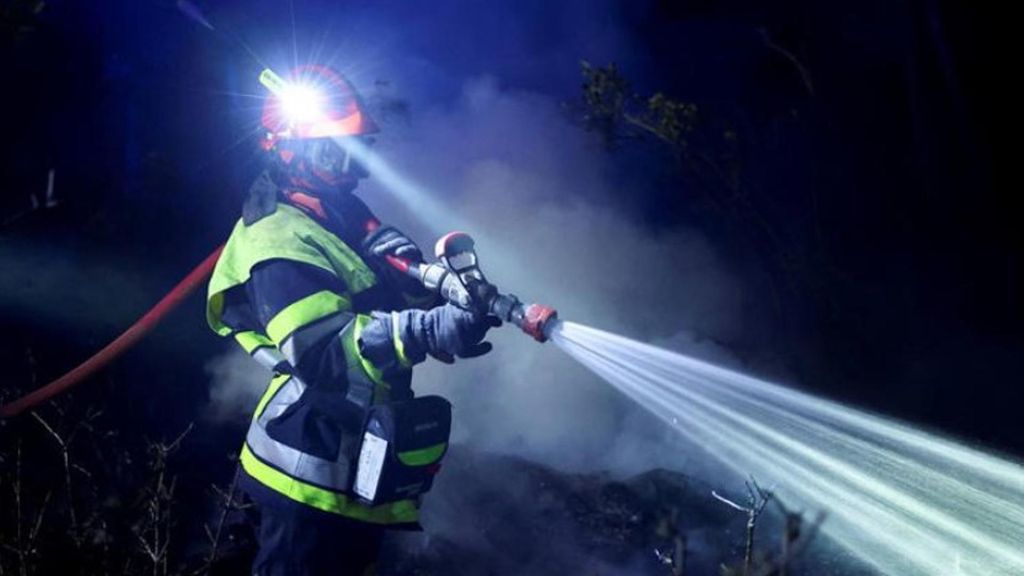 Más de 2.000 bomberos luchan contra el devastador fuego en el Sur de Francia por segundo día