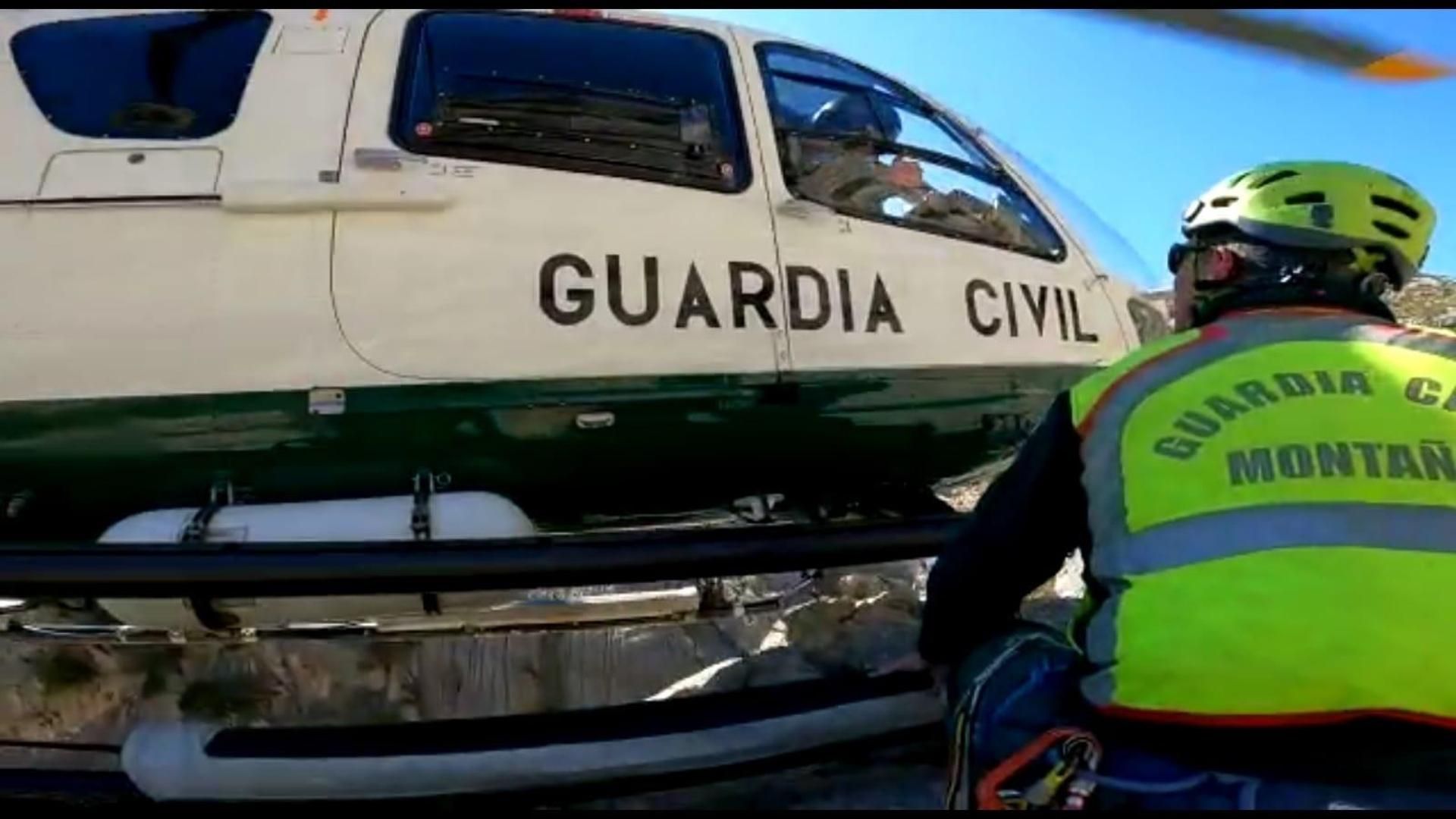 Un efectivo del Grupo de Rescate e Intervención en Montaña (Greim) de la Guardia Civil junto al helicóptero del mismo Cuerpo. Foto de archivo