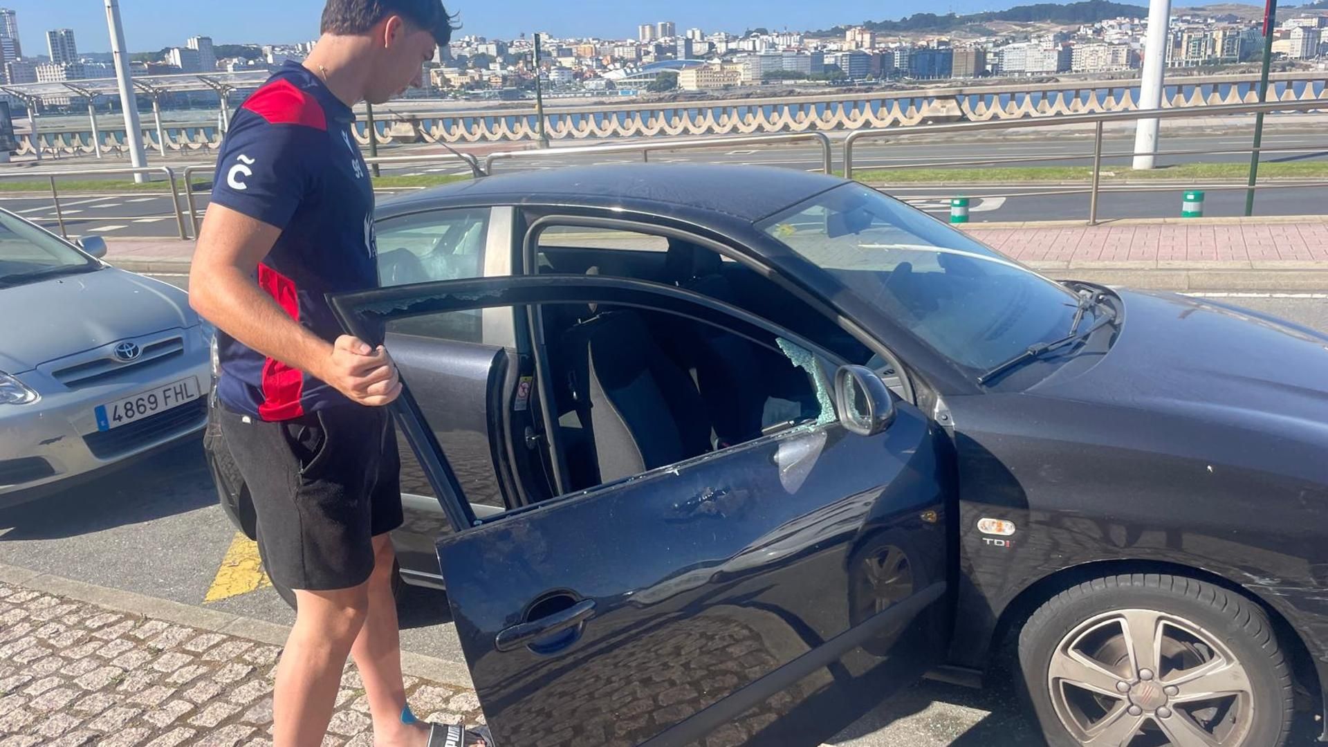 Uno de los coches vandalizados y su dueño