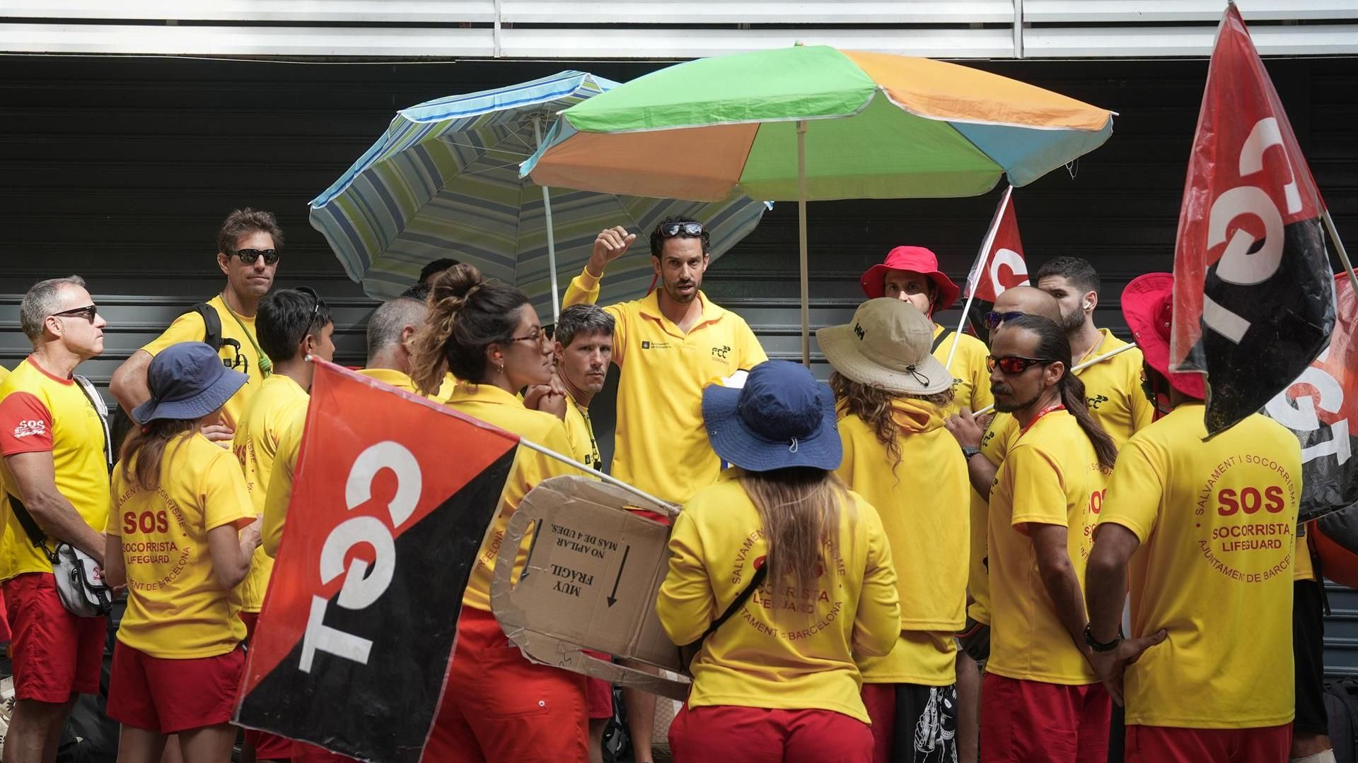 Varias personas protestan durante la huelga indefinida de los socorristas en Barcelona
