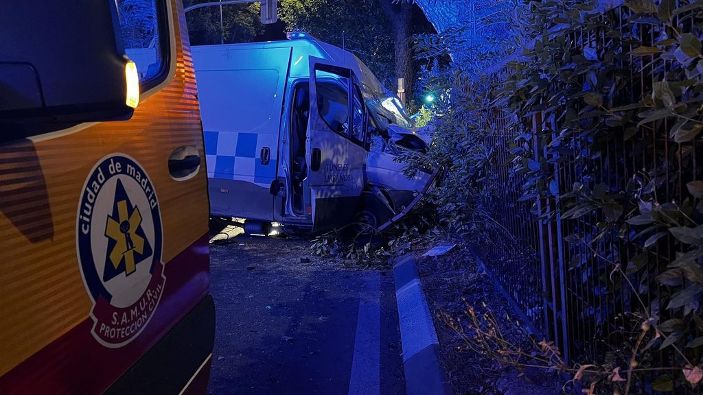 Dos heridos graves tras chocar una furgoneta contra un árbol en el distrito de Ciudad Lineal (Madrid)