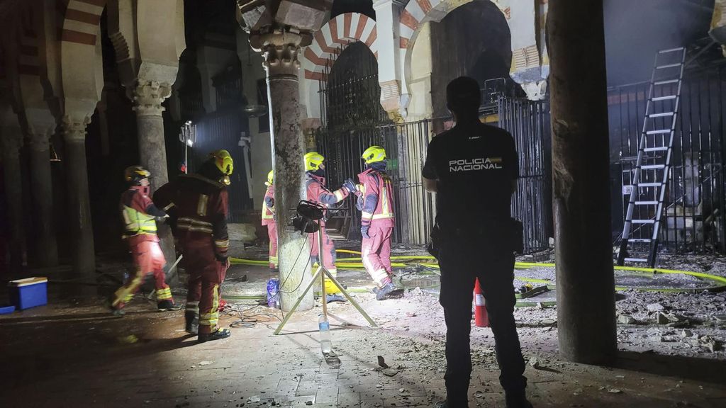 El incendio declarado en el interior de la Mezquita-Catedral de Córdoba, Patrimonio de la Humanidad, ha sido extinguido