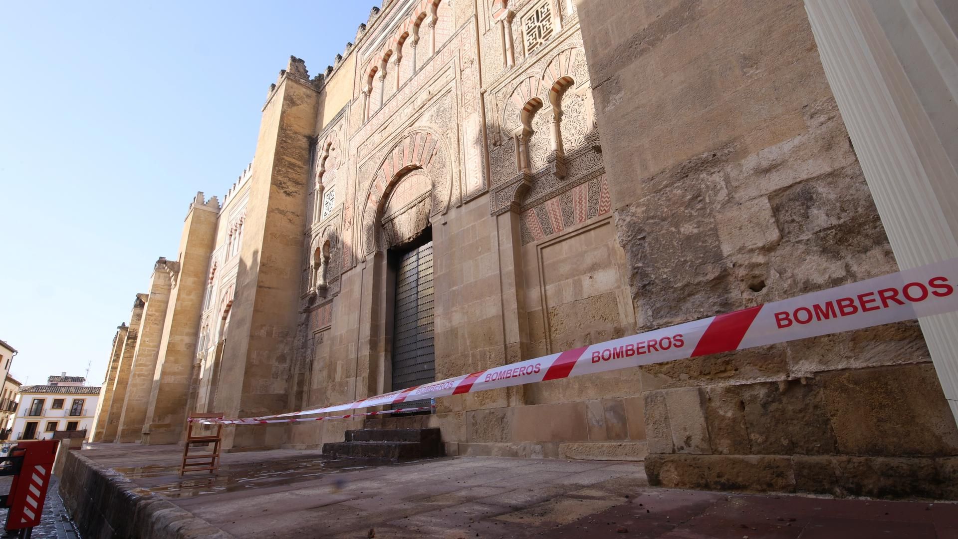 La Mezquita-Catedral de Córdoba amanece con medidas de seguridad