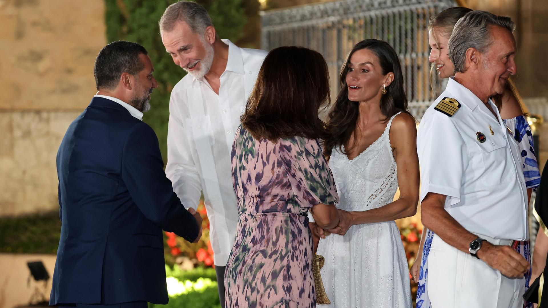 Los reyes, la princesa Leonor, Jaume Anglada y Pilar Aguiló durante la recepción a las autoridades y una representación de la sociedad balear en el Palacio de Marivent